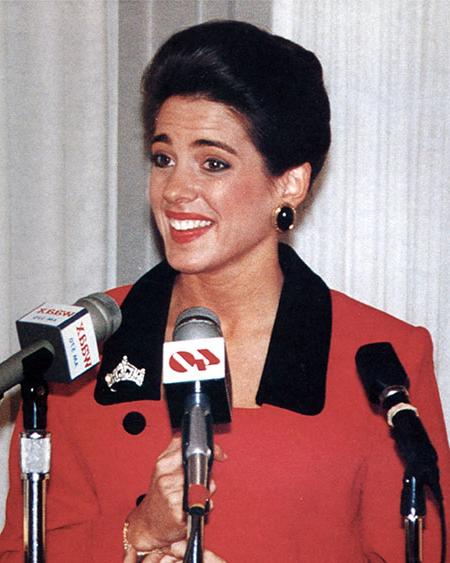 希瑟·怀特斯通在赢得1995年美国小姐桂冠后接受媒体采访